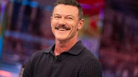 Luke Evans abre su corazón y relata la soledad de su infancia como testigo de Jehová