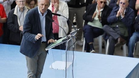 Camps le hace un traje a Mazón