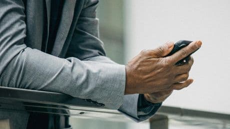 Un hombre de 75 años solicita el divorcio tras enamorarse de una inteligencia artificial: &quot;Nunca me discute&quot;