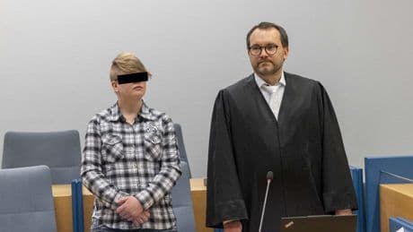 Drei Männern in Hals gestochen - Lebenslang für Messer-Frau aus Blut-Bus von Siegen