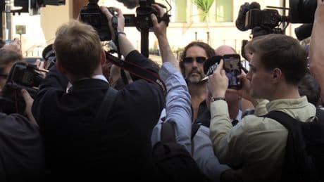 Les images de l’arrivée au tribunal du comédien Russell Brand, poursuivi pour viols et agressions sexuelles