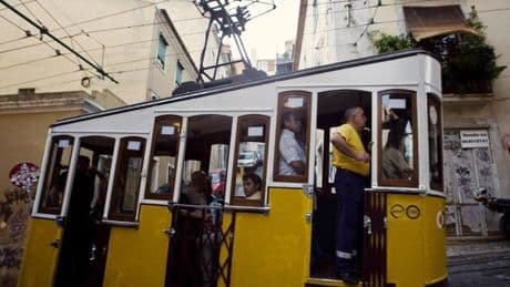 Tres muertos tras descarrilar el turístico funicular de La Gloria en Lisboa