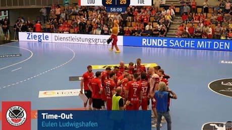 Süße Unterbrechung – Zweitliga-Trainer nimmt Baby-Auszeit im Spiel