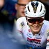 Tour 2025: Tim Merlier wint door valpartijen ontsierde rit, Van der Poel behoudt gele trui