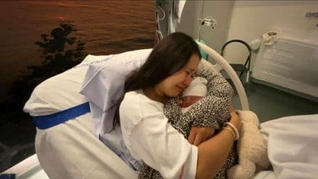 Danimarca, neonata tolta a madre inuit dopo un test di “competenza genitoriale”: “E’ razzismo”