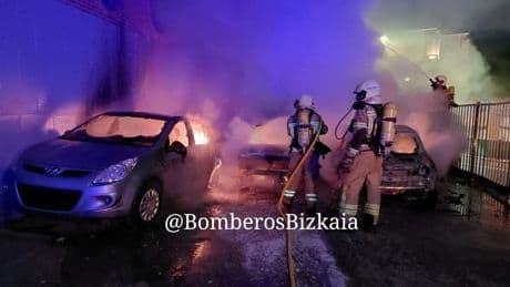 Otra noche de coches calcinados en Bizkaia: arden tres vehículos en Muskiz