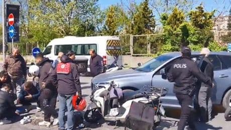 Hatalı dönüş yapan otomobil motosiklete çarptı, kurye ağır yaralandı