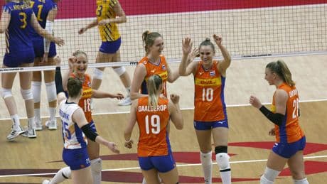 Nederlandse volleybalsters overleven levensgevaarlijke Zweedse zussen, maar nipte zege kan later een last zijn op WK