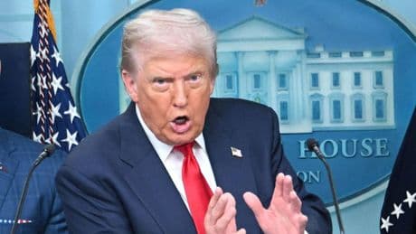 Doppelter Versprecher : Trump verwirrt bei Pressekonferenz: "Fliege nach Russland"
