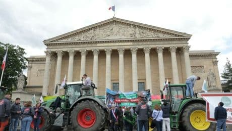 Loi agricole: le texte controversé rejeté à l'Assemblée avec le soutien de la droite et du centre