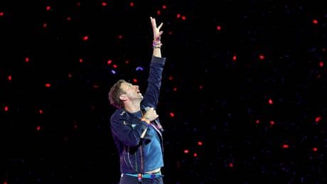 Assassinat de Charlie Kirk : le chanteur de Coldplay appelle à «envoyer de l’amour» à sa famille en plein concert