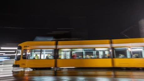 21-Jähriger will Frauen in Straßenbahn vor Belästigung beschützen – und wird niedergestochen