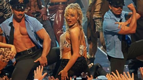 Sabrina Carpenter y Ariana Grande maquillan en los MTV VMA un año flojo para la música pop