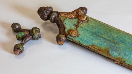La somptueuse épée d’un haut dignitaire celte découverte dans l’Allier