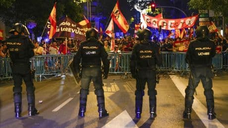La Policía carga contra un grupo de manifestantes que quería “tomar La Moncloa”