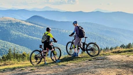 No salgas en bicicleta sin estos imprescindibles: 8 accesorios que te harán pedalear más seguro por carretera o montaña