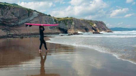 Des vagues à elles : le surf conquiert aussi les femmes
