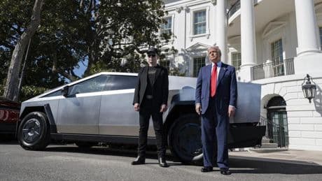 El gran fiasco del Tesla Cybertruck: se deprecian muy rápido y Elon Musk ya no sabe qué hacer con las unidades que no vende