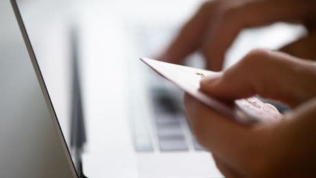 Gefährliche Betrugsmasche: Fake-Mail fordert Bank-Kunden zum App-Update auf