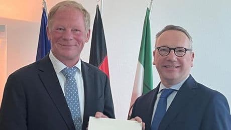 Minister überreicht Urkunde: Bundesrichter Günther zum OVG-Präsidenten ernannt