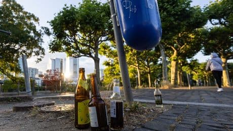 Getränke: Mehrwegflaschen landen im Müll – Debatte über Pfandhöhe