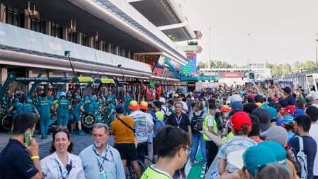 Alonso y Sainz impulsan la fiesta de la F1 en Barcelona