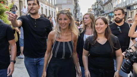 Yolanda Díaz interrumpe sus vacaciones sólo para manifestarse contra el PP por los incendios en Galicia