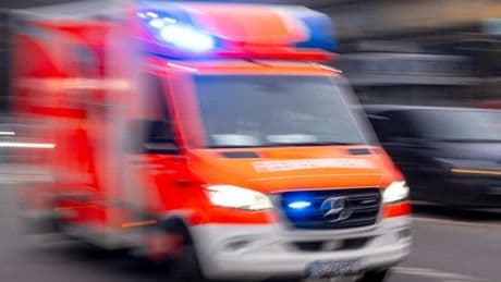 Mann kauft in Supermarkt ein Messer und geht damit auf Kunden los