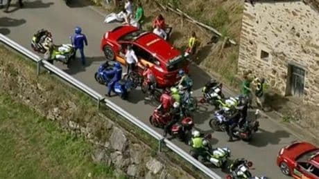 Una nueva protesta propalestina interrumpe a los escapados de La Vuelta al comienzo del Angliru