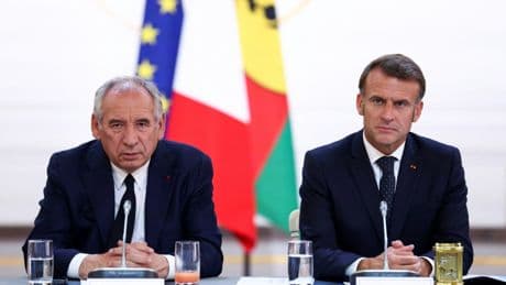 Emmanuel Macron estime que François Bayrou a "les capacités" pour tenir jusqu'en 2027