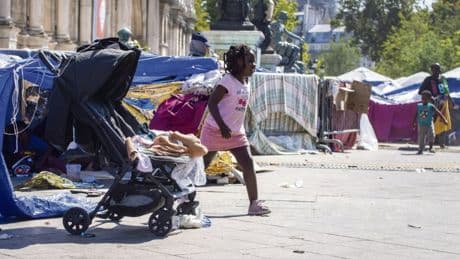 « Sans adresse, elle ne peut pas s’inscrire l’école » : à la veille de la rentrée scolaire à Paris, la détresse des familles à la rue avec de jeunes enfants