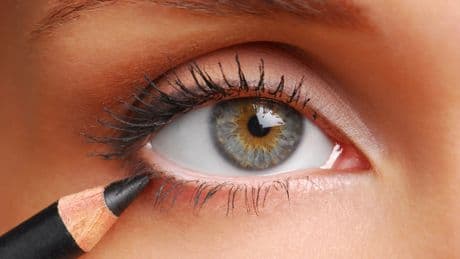 Lo que una maquilladora asegura que nunca deberías hacer con el lápiz de ojos negro: &quot;Te hace mayor&quot;