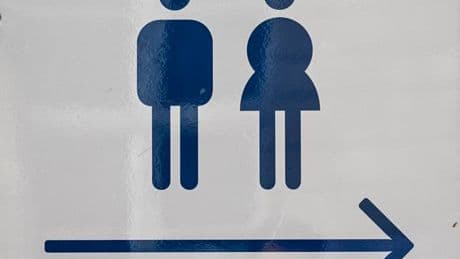 “Faire pipi, c’est politique” : les femmes n’en peuvent plus d’être lésées aux toilettes !