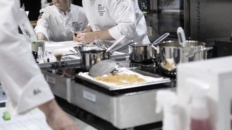 Chefköche verraten: 5 teure Restaurant-Spezialitäten sind kein Geld wert