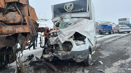 Kamyonet, kar küreme aracına çarptı; 1 ölü, 2 yaralı