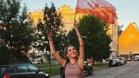 Ebru Şahin'den galibiyet pozu! Letonya sokaklarında Türk bayrağıyla gezdi