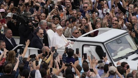 Entre ovaciones y subido al papamóvil: la última imagen pública del papa Francisco en el Vaticano antes de morir