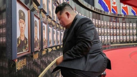 Kim Jong-un homenajea a los soldados norcoreanos que combatieron en la guerra de Ucrania