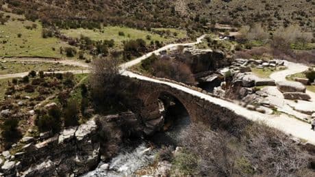 La increíble piscina natural en un pueblo de Ávila con aguas cristalinas y un puente medieval