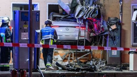 Unfälle: Auto kracht in Tankstelle und reißt Zapfsäule ab