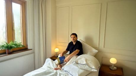 Álvaro Toledo, experto en decoración: “No coloques el típico cabecero en tu dormitorio si quieres mejorar su estilo, apuesta por alternativas más originales, como cortinas o tapices interesantes”