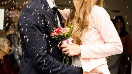 Matrimonio, perché viene lanciato il riso agli sposi: cosa significa la tradizione