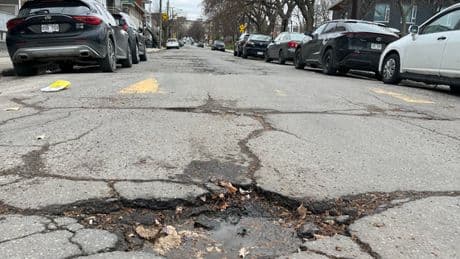 A Montréal, les nids-de-poule qui fleurissent au printemps sont devenus un enjeu politique
