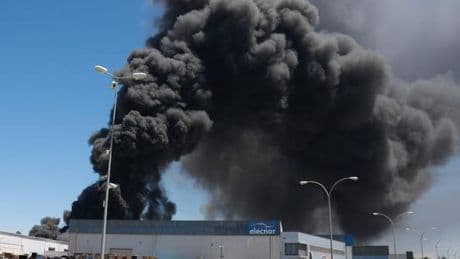 Espagne : un incendie dans un hangar de produits chimiques entraîne le confinement de 80 000 personnes