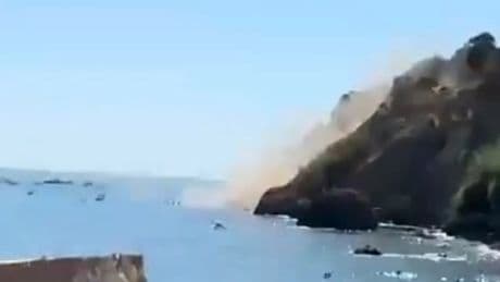 Un desprendimiento de tierra sorprende a bañistas en una playa de Nerja