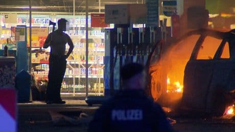 SEK-Einsatz in Hannover - Axt-Mann fackelt Auto ab, verschanzt sich in Tanke