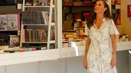 La reina Letizia inaugura la Feria del Libro elogiando a Lorca y Mistral: &quot;La gente está ilusionada y con ganas&quot;