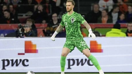 Erik ten Hag verwelkomt Mark Flekken bij Leverkusen