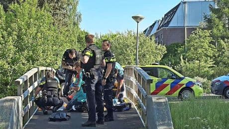 Man neergeschoten voor ogen van groep schoolkinderen in Bijlmer, schutter voortvluchtig