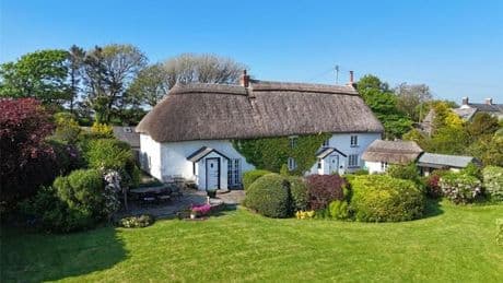 Look around Amanda Holden family thatched cottage with 'sweeping' gardens which is up for sale